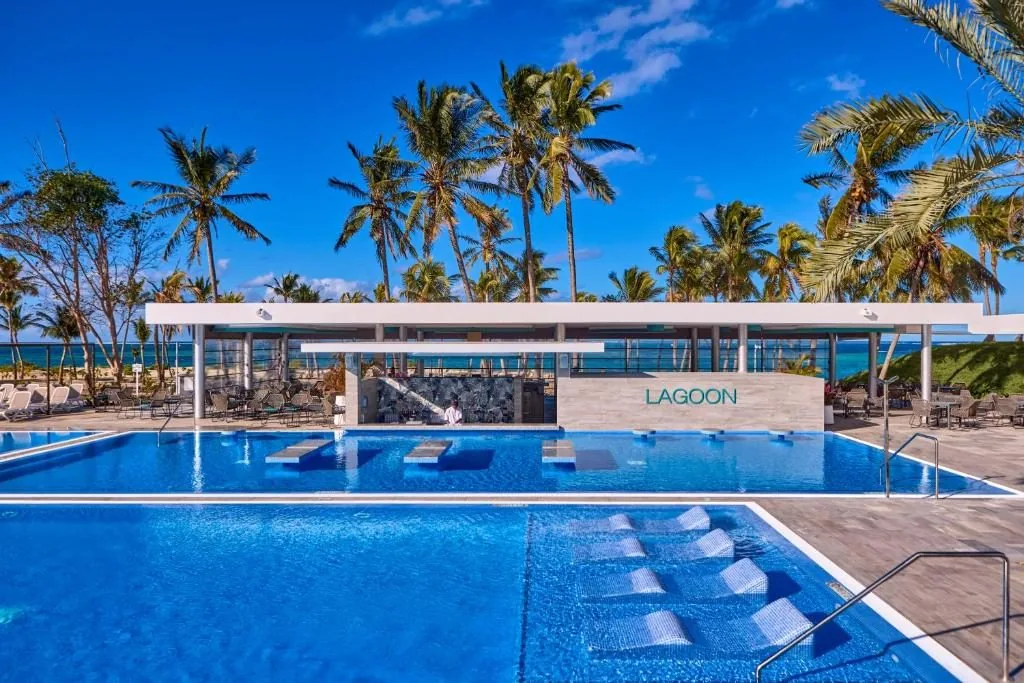 Poolanlage mit Lagoon-Bar und Blick aufs Meer